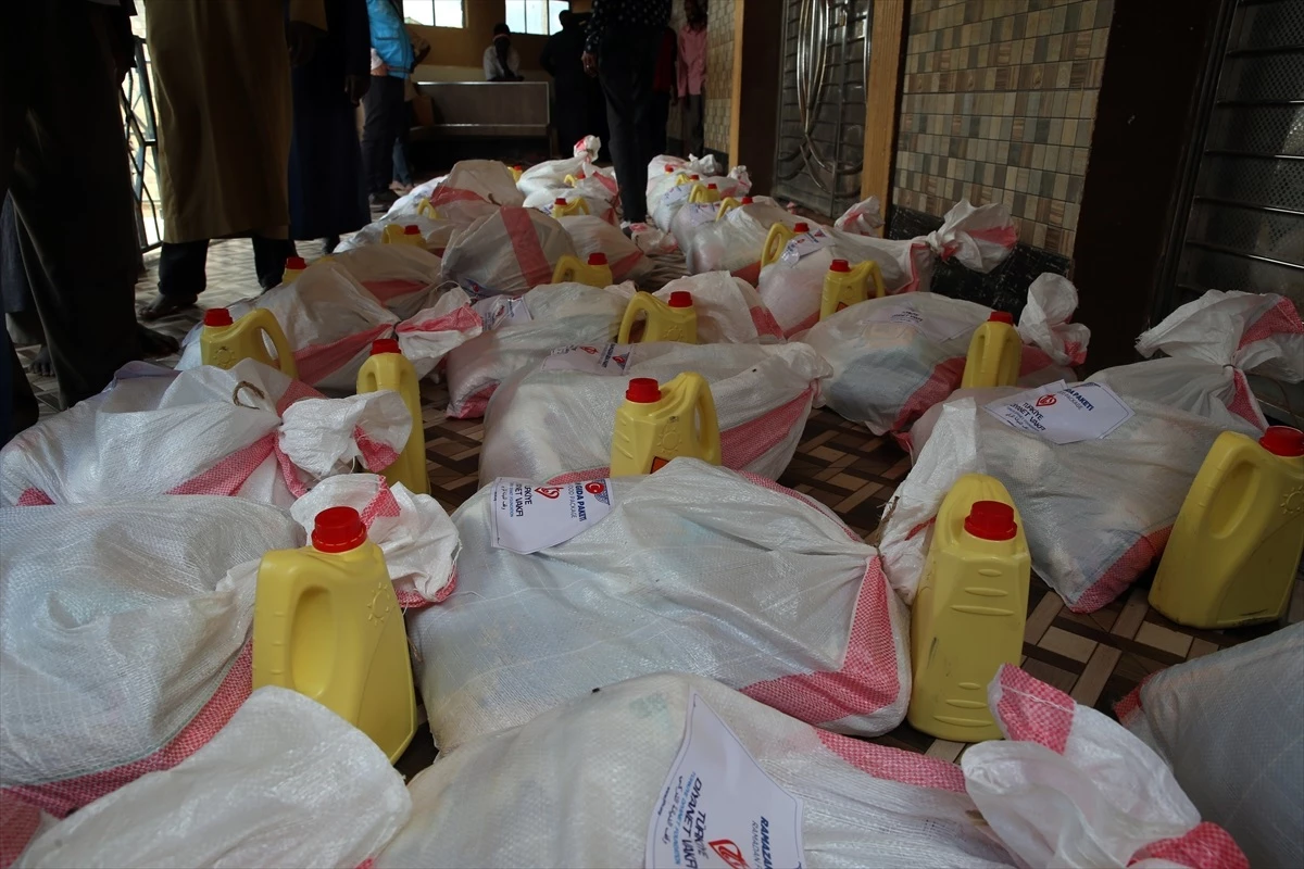 TDV Kenya\'da ihtiyaç sahiplerine gıda yardımı ve Kur\'an-ı Kerim dağıtıyor