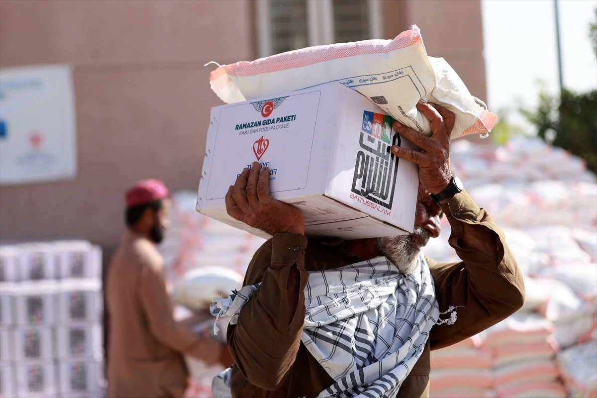 TDV, Pakistan\'da Ramazan dolayısıyla gıda kolisi dağıtımına başladı