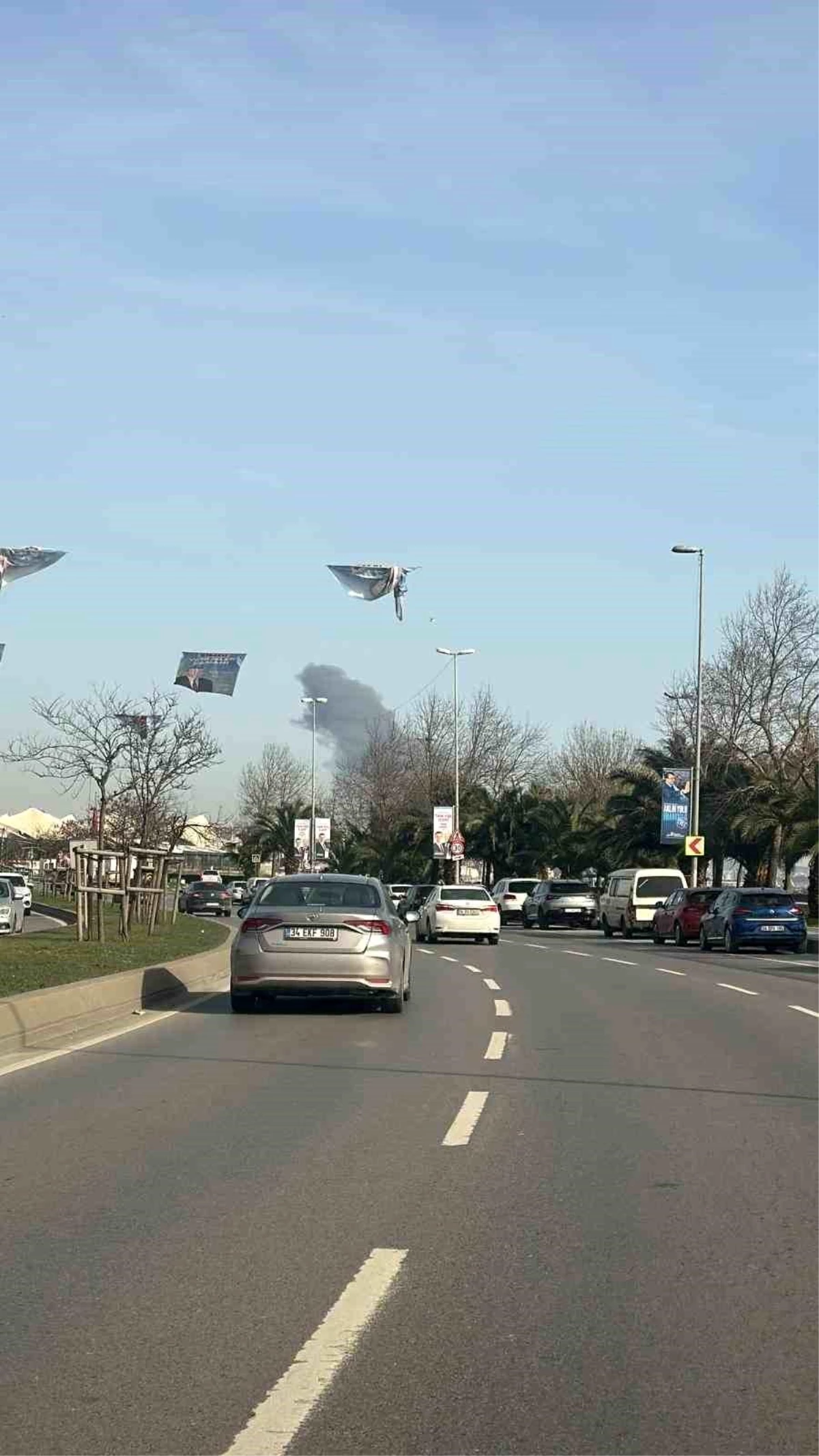Tuzla\'da Kocaeli sınırında bulunan bir fabrikada yangın çıktı. Olay yerine çok sayıda itfaiye ekibi sevk edildi.