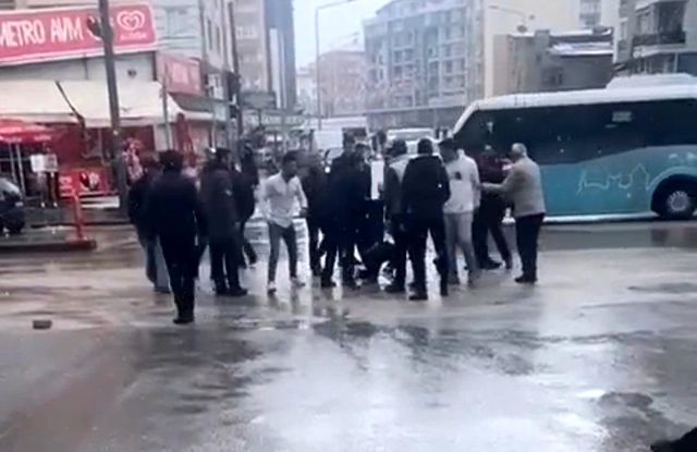 Eşini bıçaklayan saldırganı linç edilmekten polis kurtardı Eşini bıçaklayan saldırganı linç edilmekten polis kurtardı
