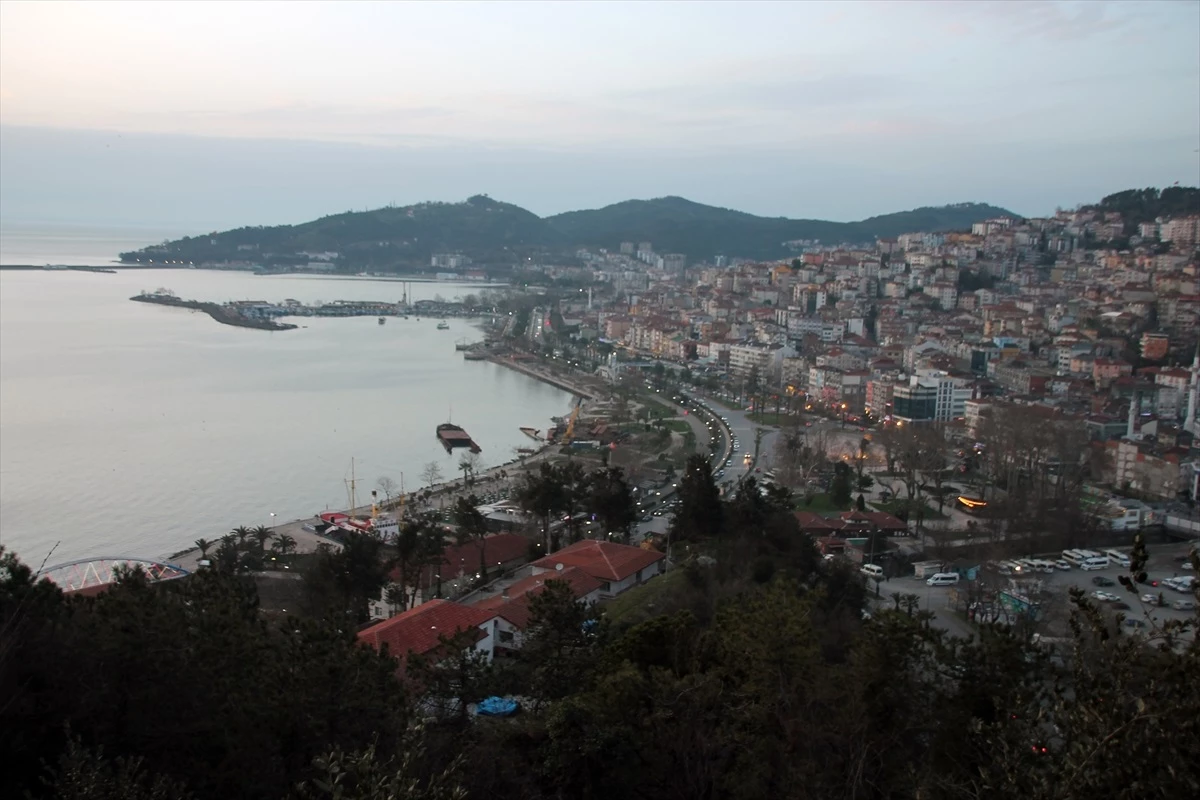 Zonguldak\'ın Karadeniz Ereğli ilçesinde ramazan topu geleneği devam ediyor