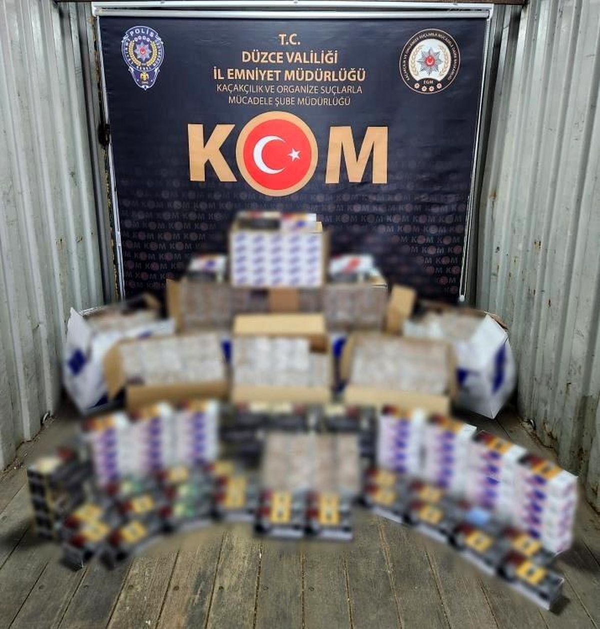 Düzce\'de yapılan operasyonlarda makaron, kaçak sigara ve cep telefonu yakalandı