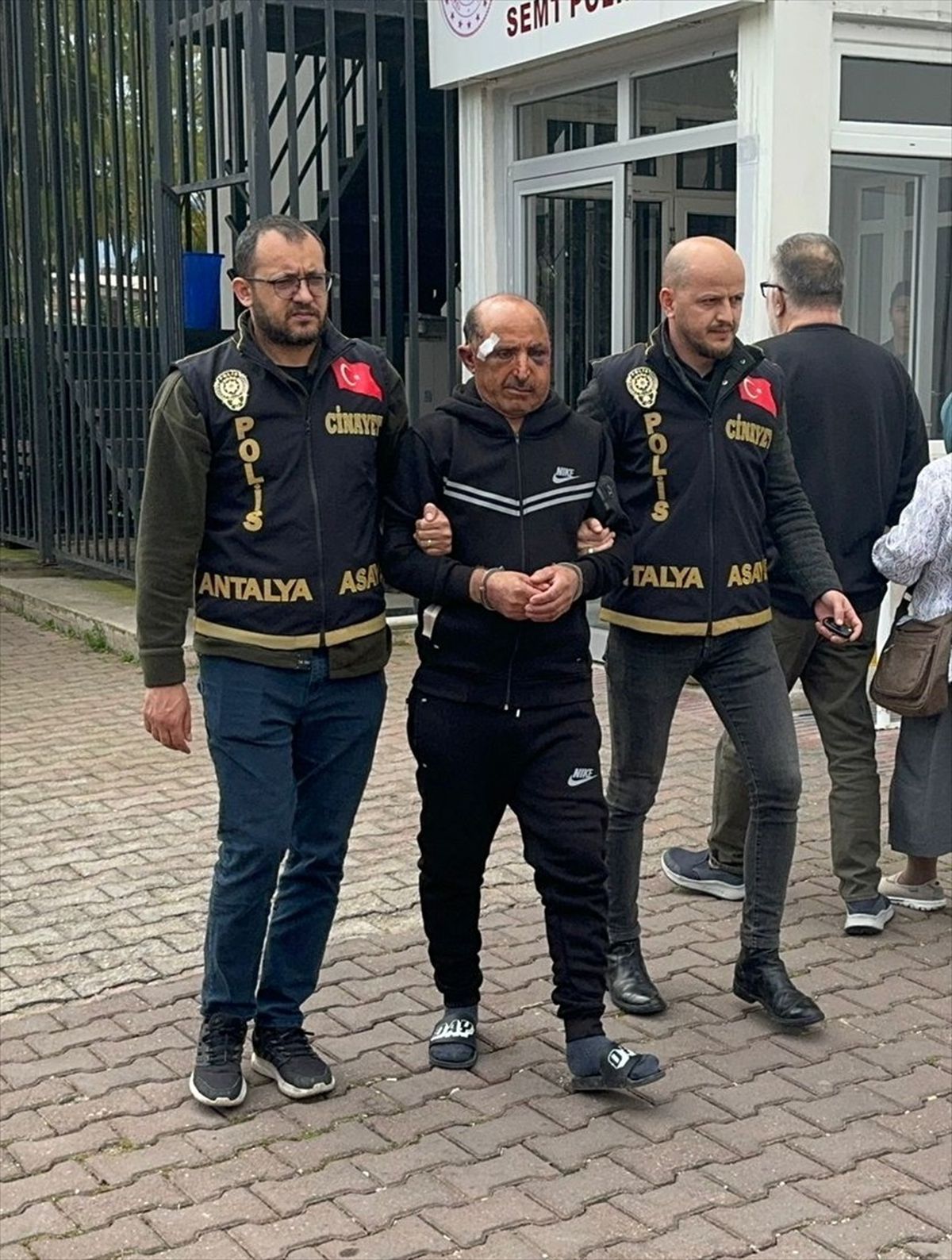Kepez\'de uzaklaştırma kararı olan kadın kocası tarafından bıçaklanarak öldürüldü