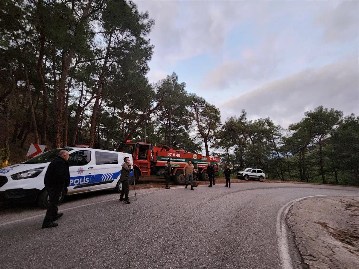 Antalya\'nın Kemer ilçesinde çıkan orman yangınına ekipler müdahale ediyor