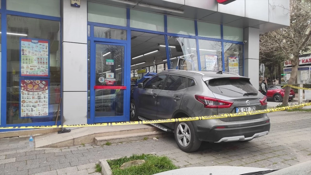 Ataşehir\'de cipin markete girmesi sonucu 2 kişi yaralandı
