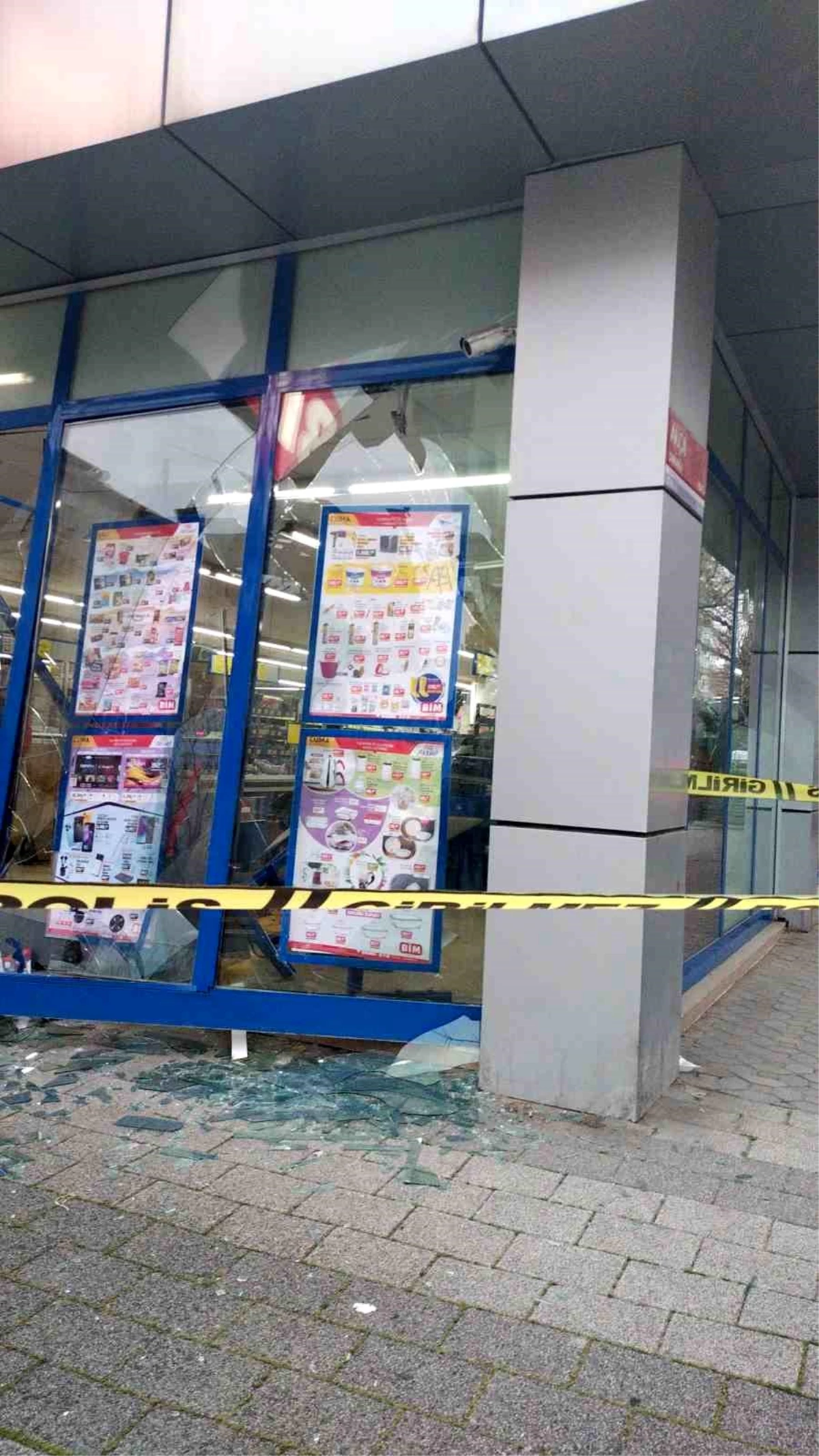 Ataşehir\'de Kontrolden Çıkan Otomobil Markete Daldı, 1 Kişi Yaralandı