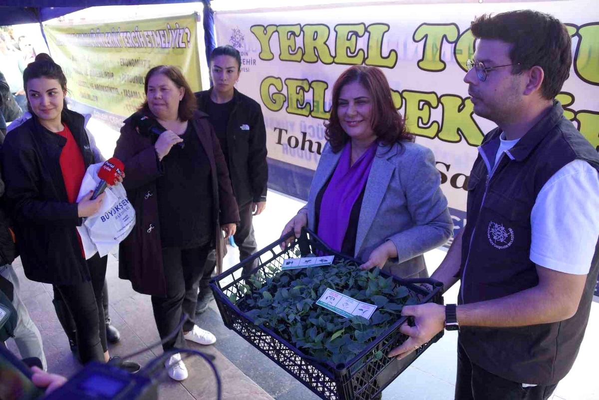 Aydın Büyükşehir Belediyesi Ata Tohumu Fidelerini Vatandaşlara Dağıttı