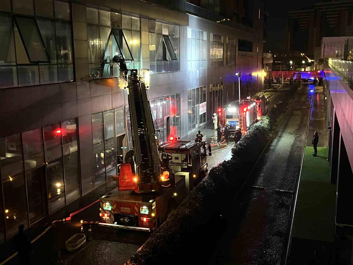 Bakırköy\'de rezidansın spor salonunda yangın çıktı