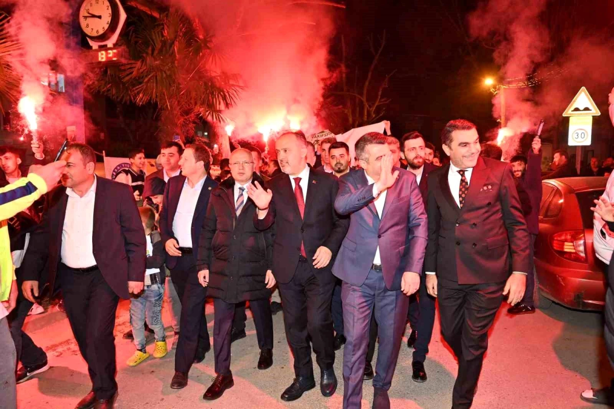 Bursa Büyükşehir Belediye Başkanı Alinur Aktaş, Vakıf Mahallesi\'nde Gençler Tarafından Karşılandı