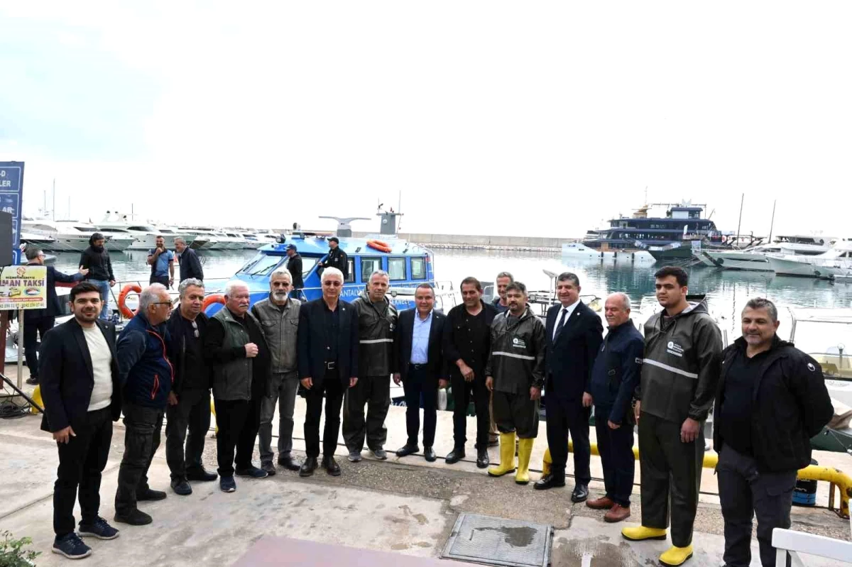 Antalya Büyükşehir Belediye Başkanı Muhittin Böcek, Balıkçı Barınağı\'nda balıkçıların öneri ve taleplerini dinledi