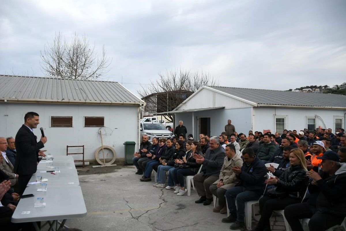 Kuşadası Belediye Başkanı Ömer Günel, Fen İşleri Müdürlüğü çalışanlarıyla bir araya geldi