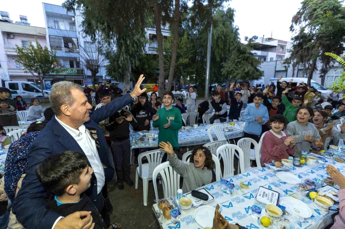 Mersin Büyükşehir Belediye Başkanı Vahap Seçer, Ramazan ayının ilk iftar sofrasında vatandaşlarla buluştu