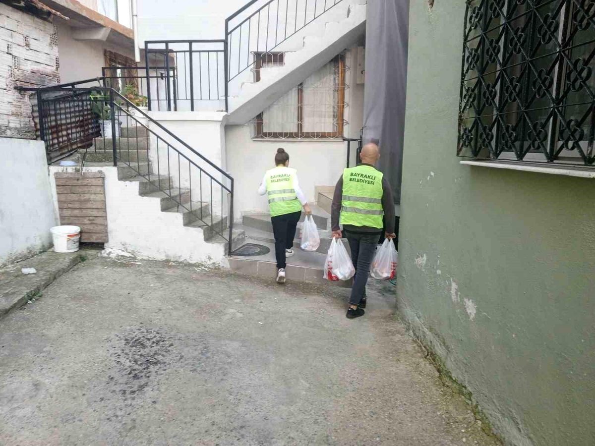Bayraklı Belediyesi Ramazan Ayında İhtiyaç Sahiplerine Sıcak İftar Yemeği Dağıtıyor