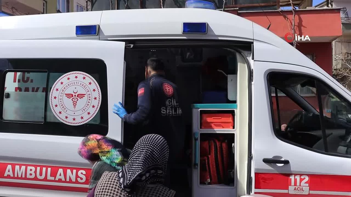Binadaki malzemeler yandı, 1 kişi zehirlendi