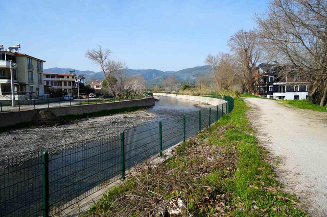 Balıkesir-Çanakkale sınırındaki komşular 3 dakika arayla oruçlarını açıyor Balıkesir-Çanakkale sınırındaki komşular 3 dakika arayla oruçlarını açıyor