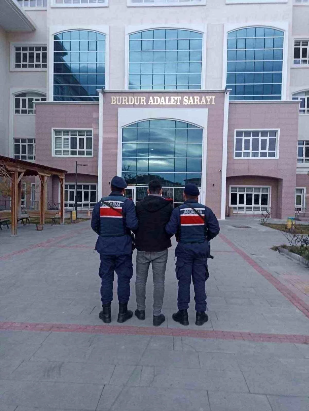 Burdur\'da Jandarma Operasyonu: 7 Firari Yakalandı