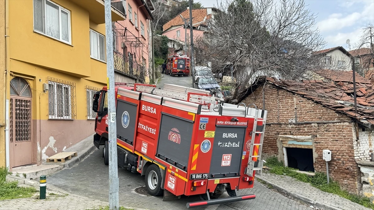 Bursa\'da tek katlı evde çıkan yangın itfaiye ekipleri tarafından söndürüldü