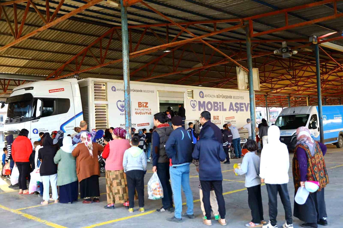 Antalya Büyükşehir Belediyesi Ramazan Ayında Mahallelere Mobil Aşevi Tırı ile Sıcak Yemek Dağıtıyor