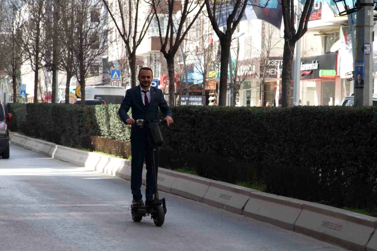 Çankırı\'da Bağımsız Belediye Başkan Adayı Gökhan Taşcı, Scooter\'ıyla Oy İstiyor
