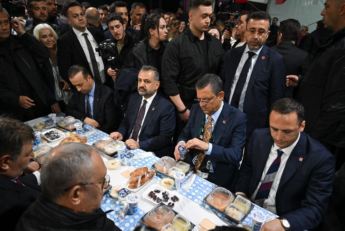 CHP Genel Başkanı Özgür Özel, İsrail\'i Ramazan ayında yaptığı saldırılardan dolayı kınadı
