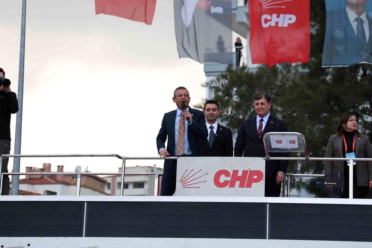 CHP Genel Başkanı Özgür Özel, İzmir\'de büyük bir değişimi başlatıyor