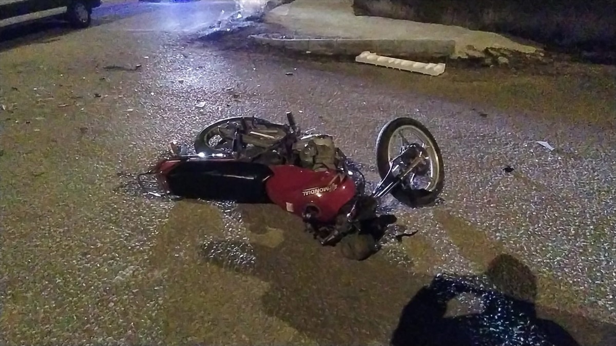 Çorum\'da otomobille çarpışan motosikletteki kişi yaralandı, sürücü kaçtı