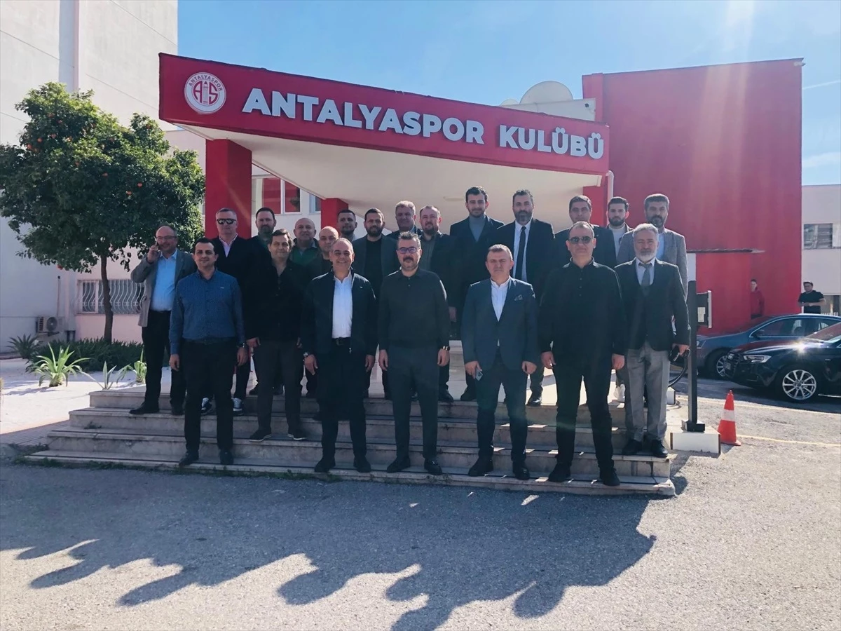Özdemir Manavoğlu, Antalyaspor Kulübü\'nü ziyaret etti