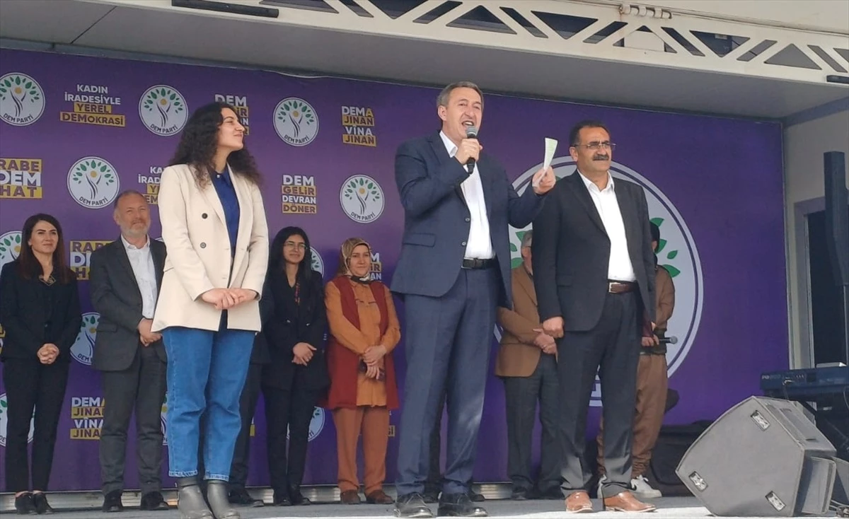 DEM Parti Eş Genel Başkanı Tuncer Bakırhan, Muş\'ta Halk Buluşması Etkinliklerine Katıldı