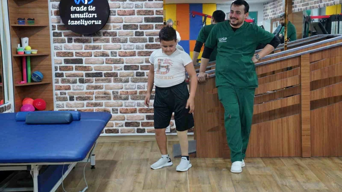Depremde bacağını kaybeden çocuk, protez takma merkezi sayesinde hem proteze kavuştu hem de kapalı alanda kalma fobisinden kurtuldu