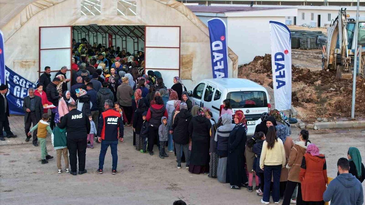 Adıyaman\'da depremzedeler AFAD çadırında iftar açtı