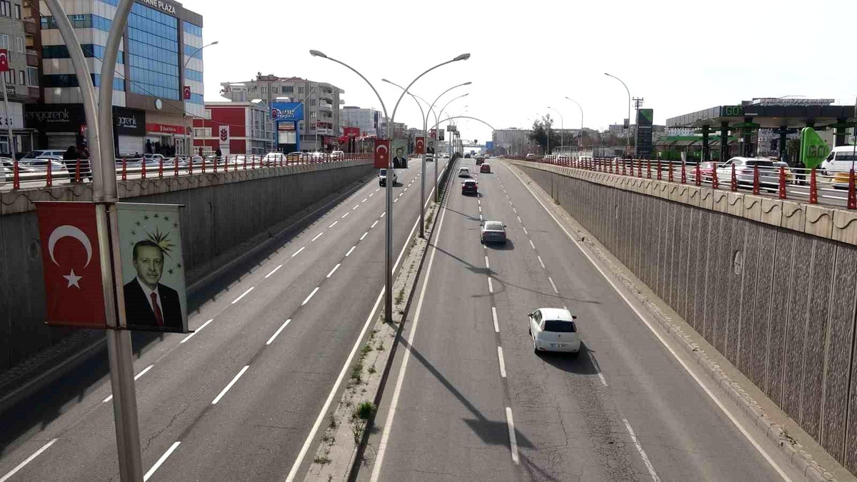 Diyarbakır-Şanlıurfa Karayolunda 3 Kız Çocuğu Tırın Arkasına Tutunarak Yolculuk Yaptı