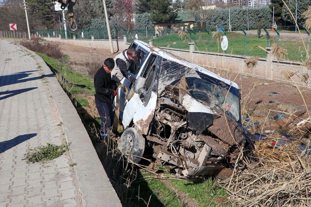 Diyarbakır\'da servis minibüsü şarampole devrildi: 4\'ü çocuk 9 kişi yaralandı