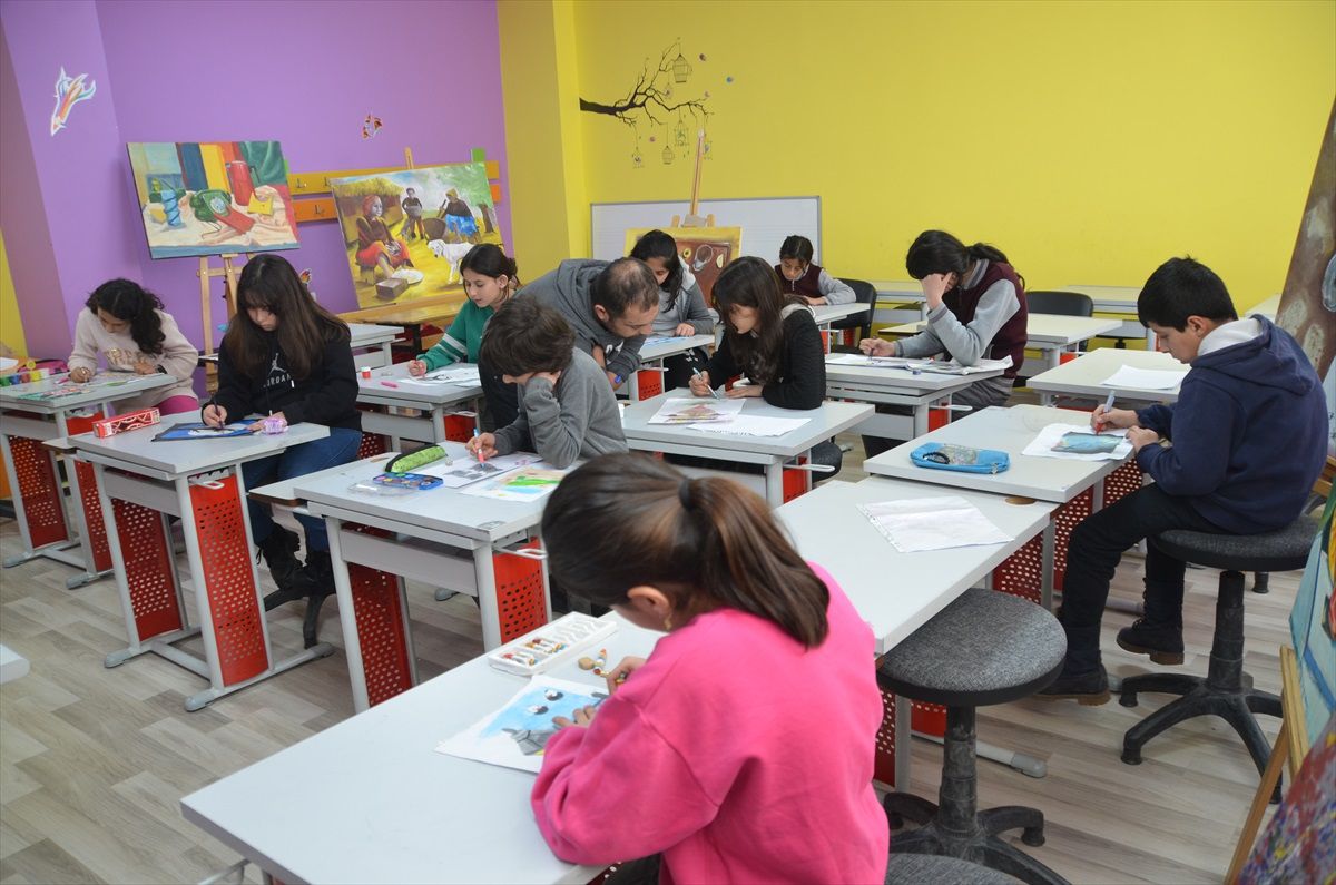 Doğuştan elleri olmayan öğretmen öğrencilerine ilham kaynağı oldu