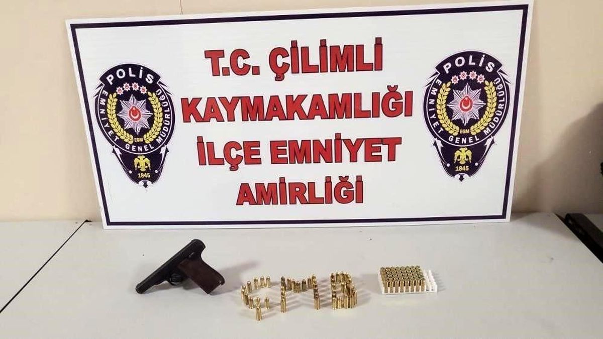 Düzce\'de yapılan denetimlerde 7\'si kuru sıkı 15 tabanca ve çok sayıda mermi ele geçirildi