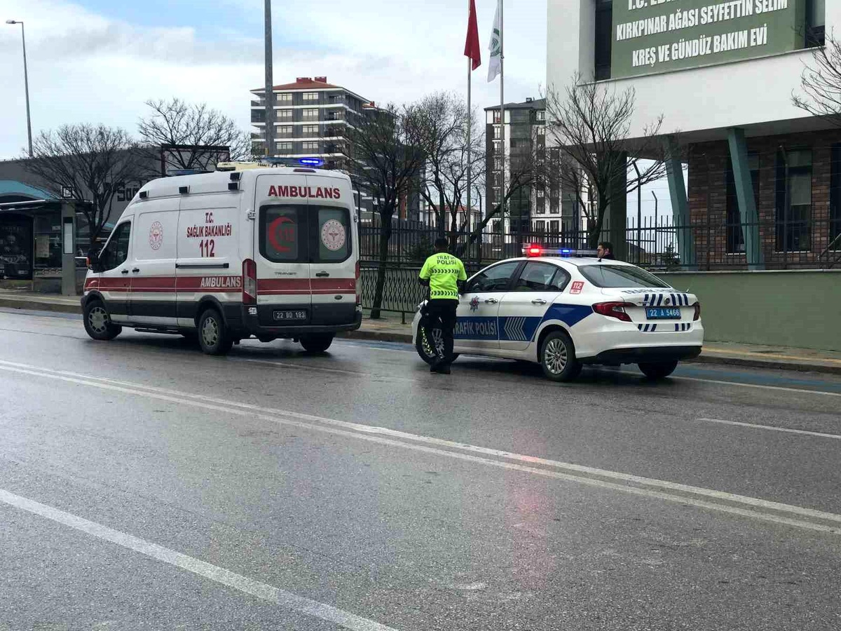 Edirne\'de yayaya yol veren otomobile arkadan çarpan motosiklet sürücüsü yaralandı