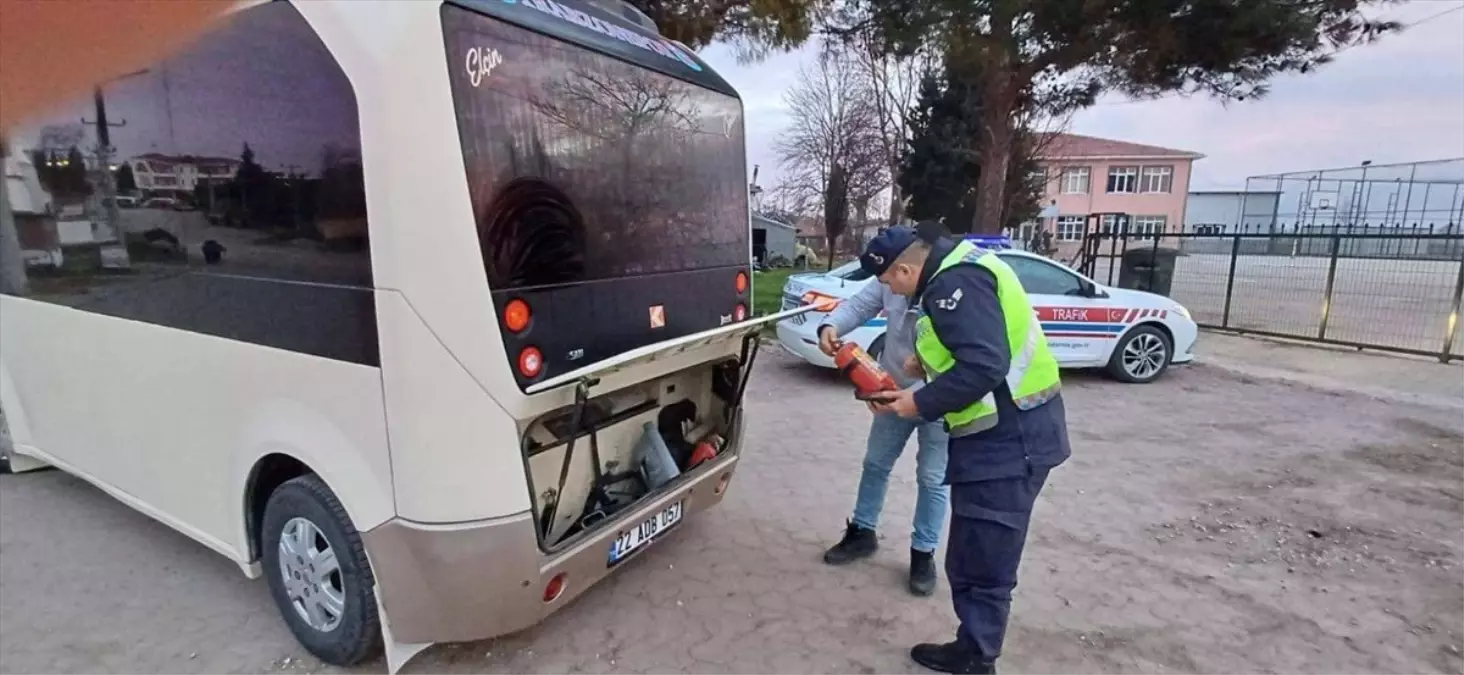 Edirne\'de Jandarma Ekipleri Okul Servislerini Denetliyor