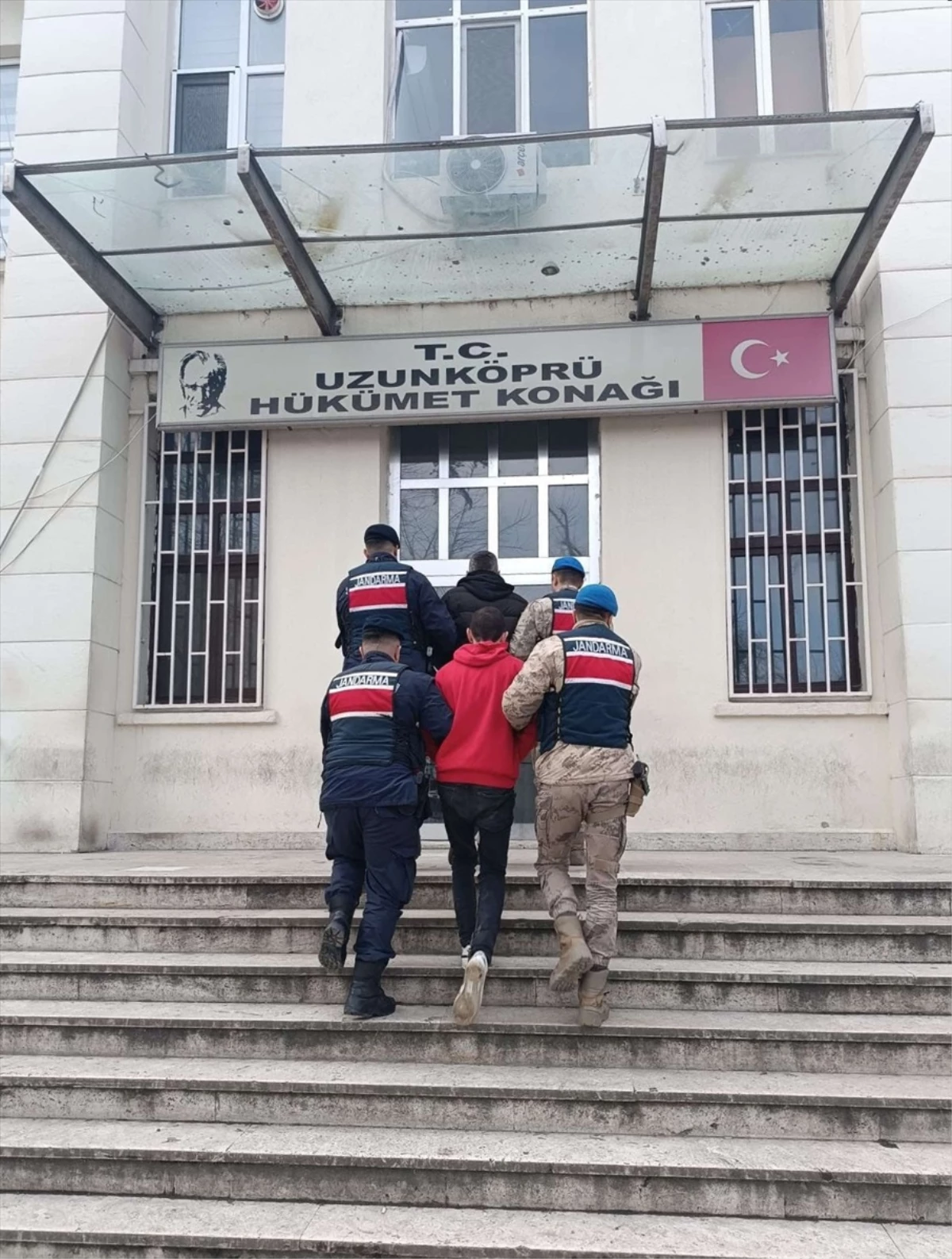 Edirne\'de Yunanistan\'a kaçarken yakalanan zanlı ile 2 insan kaçakçısı tutuklandı