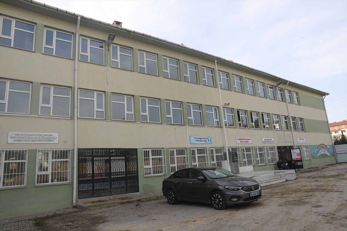 Edirne Valisi, deprem riski taşıyan okulda incelemelerde bulundu