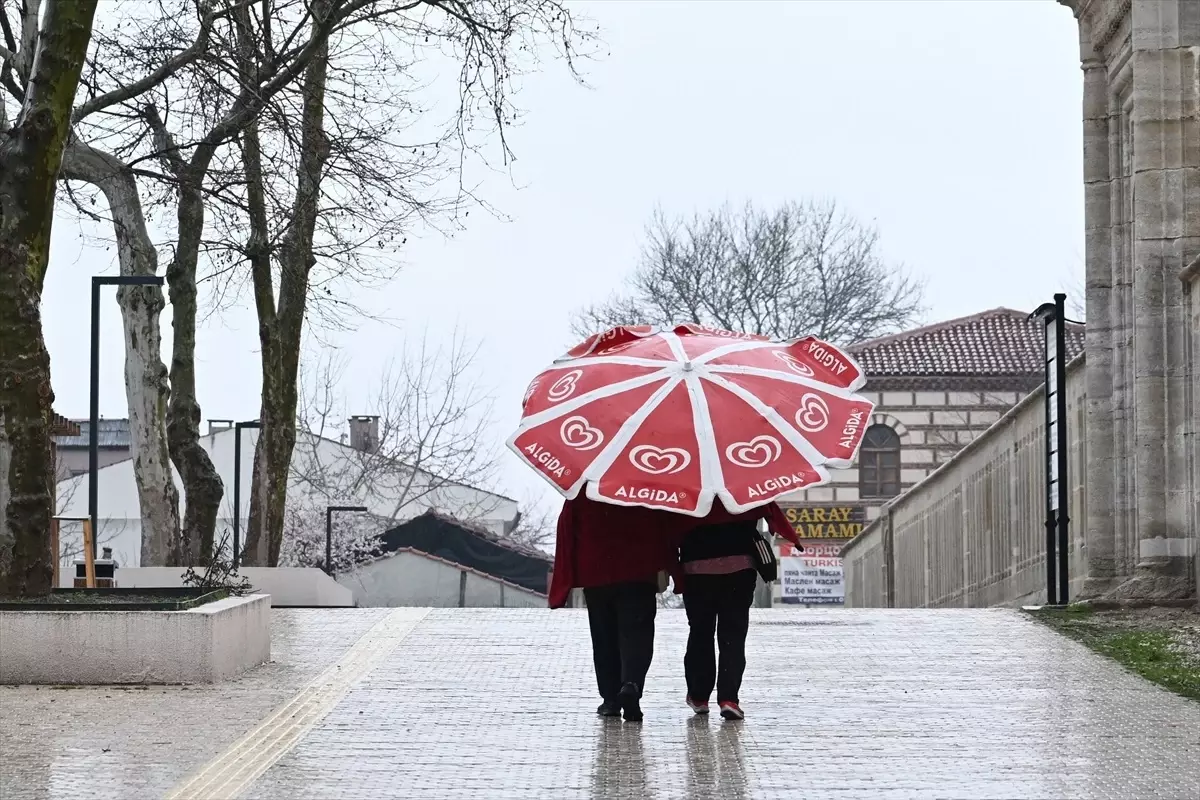 Edirne ve Kırklareli\'nde Sağanak Yağış Etkili Oluyor