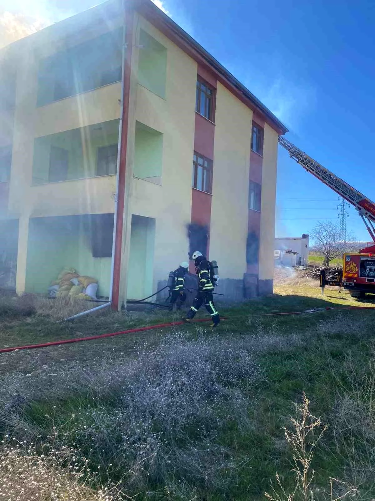 Elazığ\'da 3 Katlı Binada Çıkan Yangın Söndürüldü