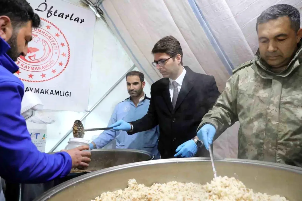 Van\'ın Erciş Kaymakamlığı tarafından kurulan iftar çadırına yoğun ilgi