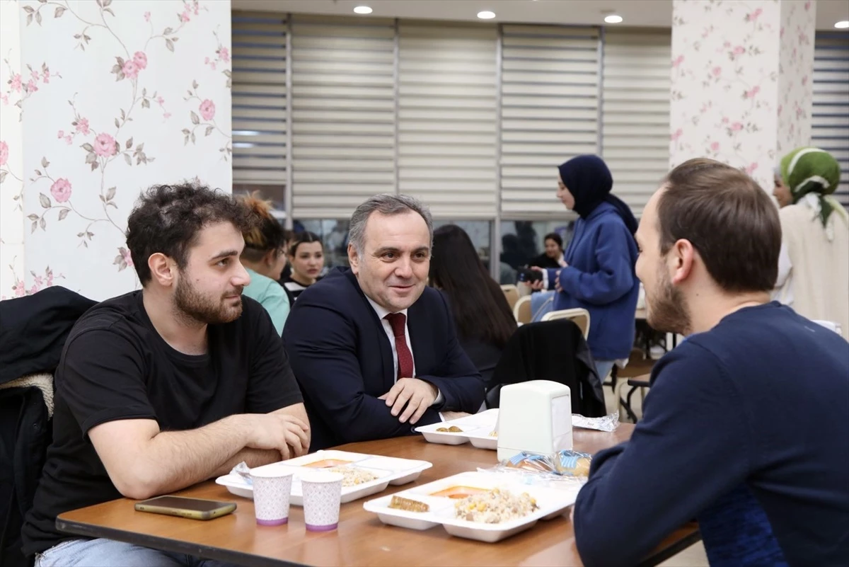ERÜ Rektörü Prof. Dr. Fatih Altun, öğrencilerle iftar yaptı