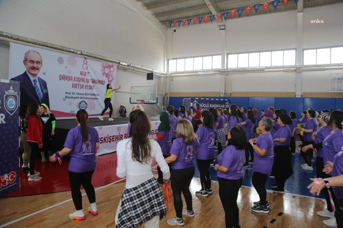 Eskişehir Büyükşehir Belediyesi\'nin Düzenlediği Spor ve Dans Etkinliği Büyük İlgi Gördü