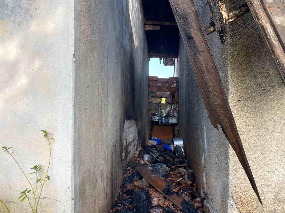 Serik\'te çıkan yangın kullanılmayan okula sıçradı