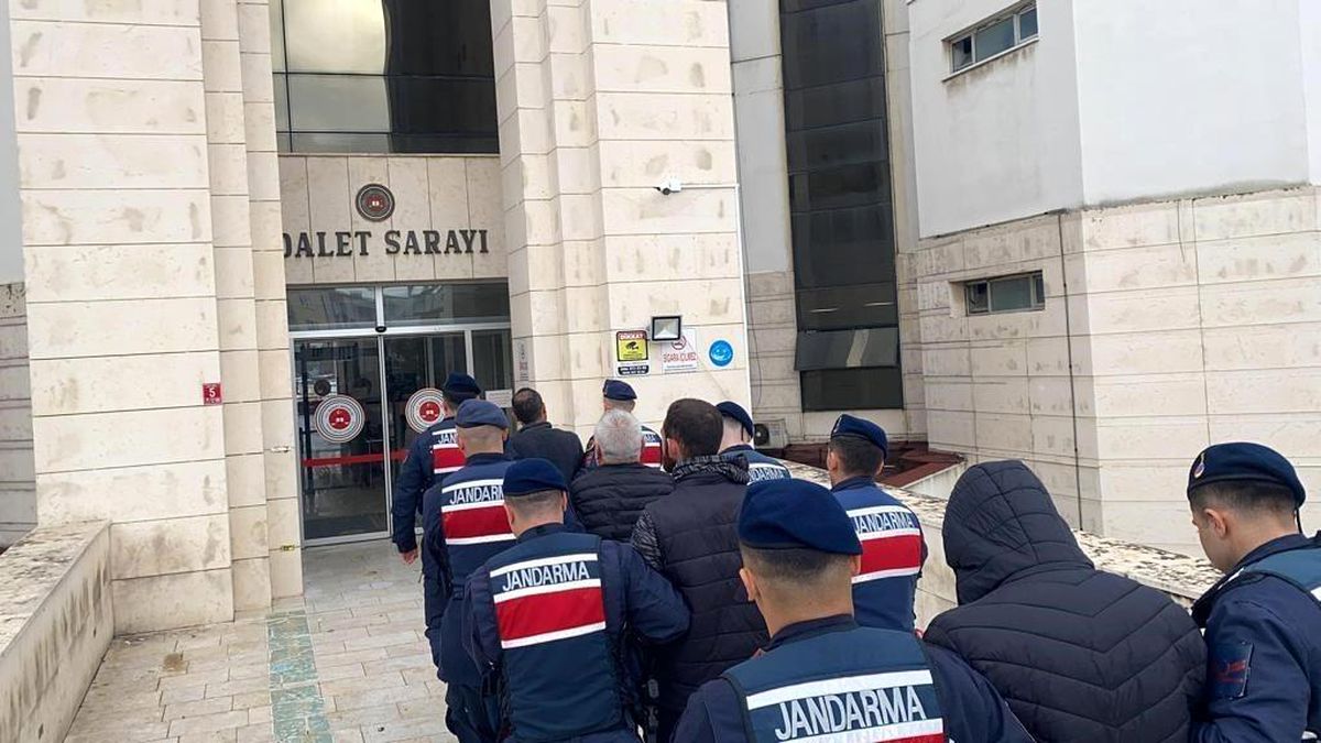 Balıkesir\'de Jandarma Ekipleri 38 Hükümlüyü Yakaladı