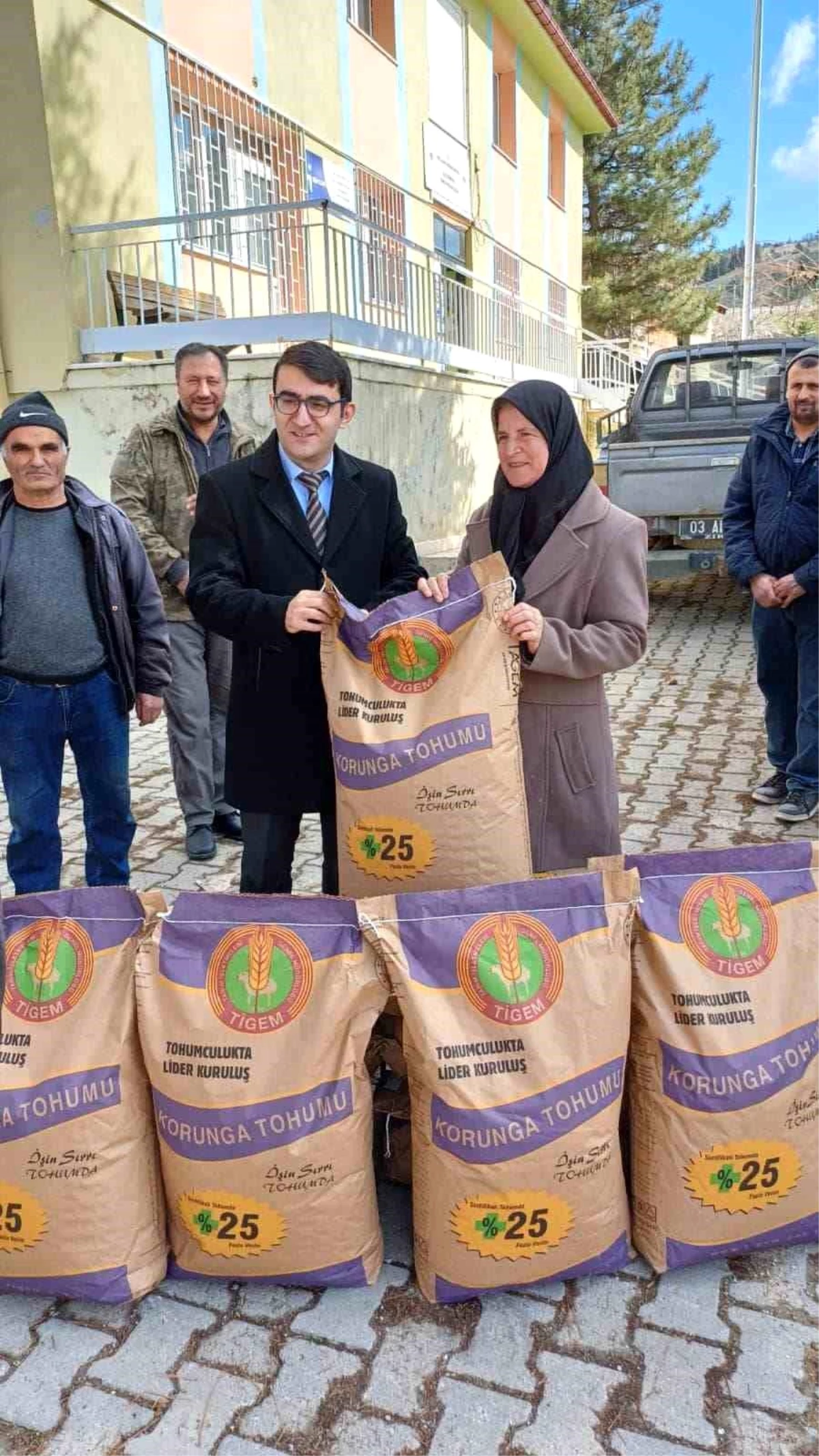 Afyonkarahisar Hocalar ilçesinde çiftçilere devlet destekli korunga tohumu dağıtıldı