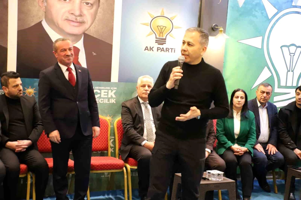 İçişleri Bakanı Ali Yerlikaya, Hakkari Yüksekova\'da Mehmetçiklerle iftar yaptı