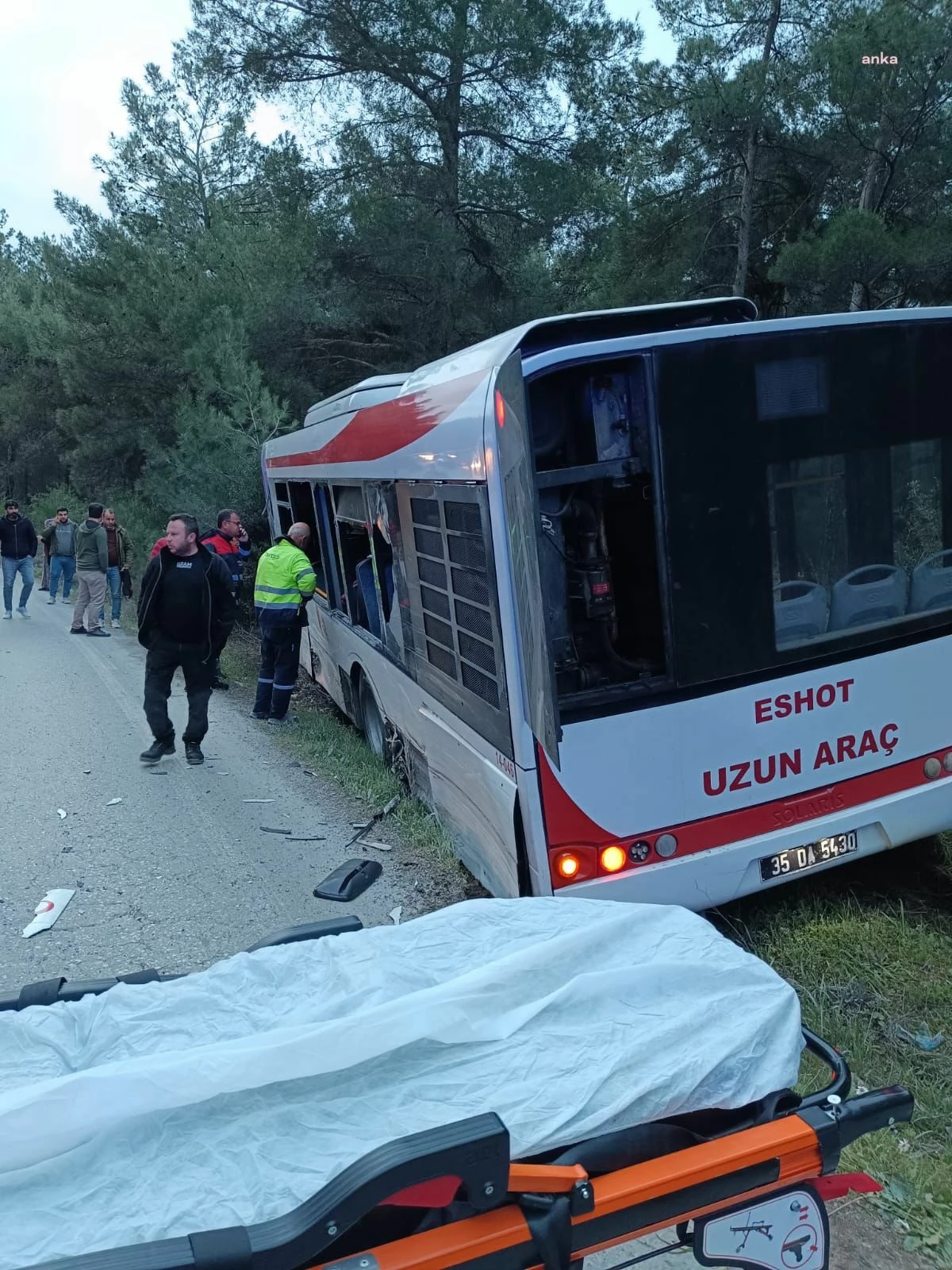 İzmir\'de TIR ile otobüs çarpıştı: 1 ölü, 3 yaralı