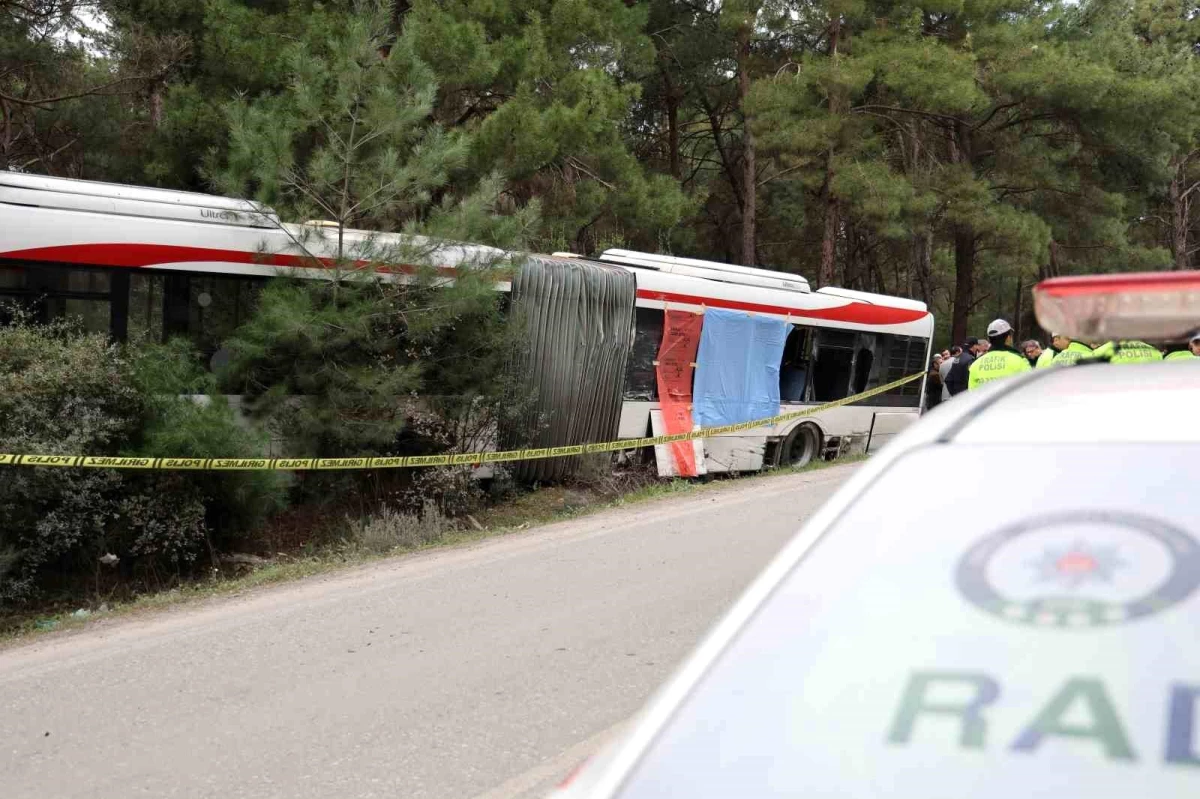 İzmir Gaziemir\'de Otobüs ve Tır Çarpıştı: 1 Ölü, 4 Yaralı