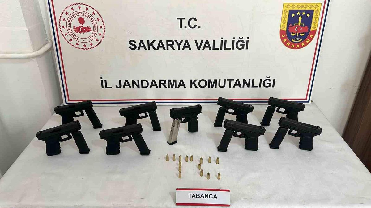 Sakarya\'da Jandarma Ekipleri Araçta Tabanca ve Fişek Ele Geçirdi